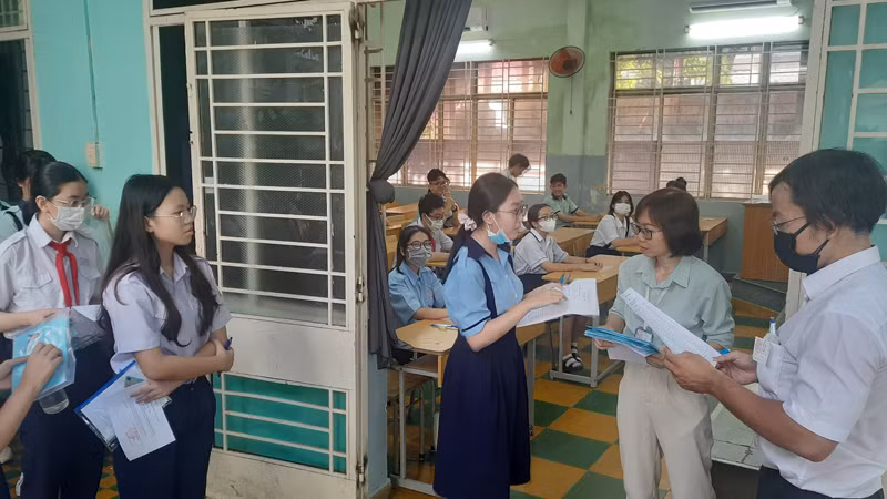 Thí sinh tại điểm thi Trường trung học cơ sở Colette, Quận 3, Thành phố Hồ Chí Minh làm thủ tục trước khi vào thi môn Ngữ văn. 