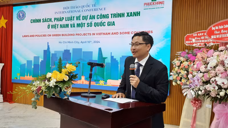 Phó Giáo sư, Tiến sĩ Trần Việt Dũng, Phó Hiệu trưởng Trường đại học Luật Thành phố Hồ Chí Minh phát biểu tại hội thảo.