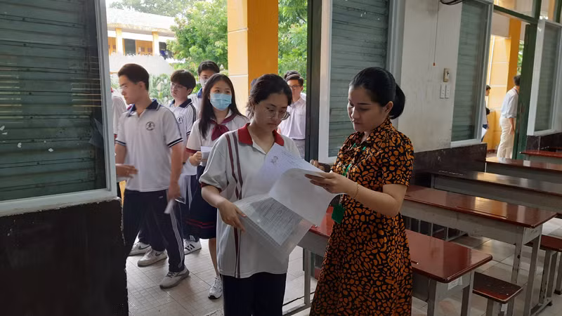 Các thí sinh làm thủ tục vào phòng thi để thi môn Ngữ văn.