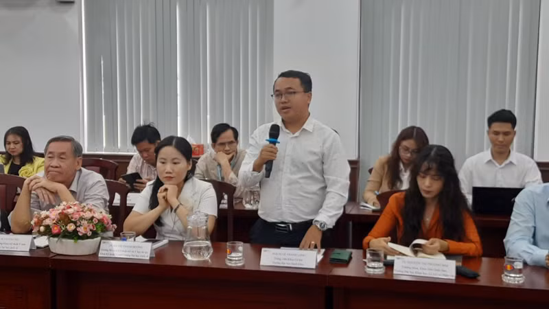 Nhà khoa học phát biểu tại Tọa đàm.