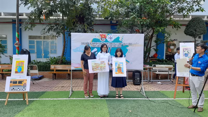 Học sinh Trường trung học phổ thông Nguyễn Du, quận 10, Thành phố Hồ Chí Minh tham gia cuộc thi vẽ tranh nhân ngày 20/11.