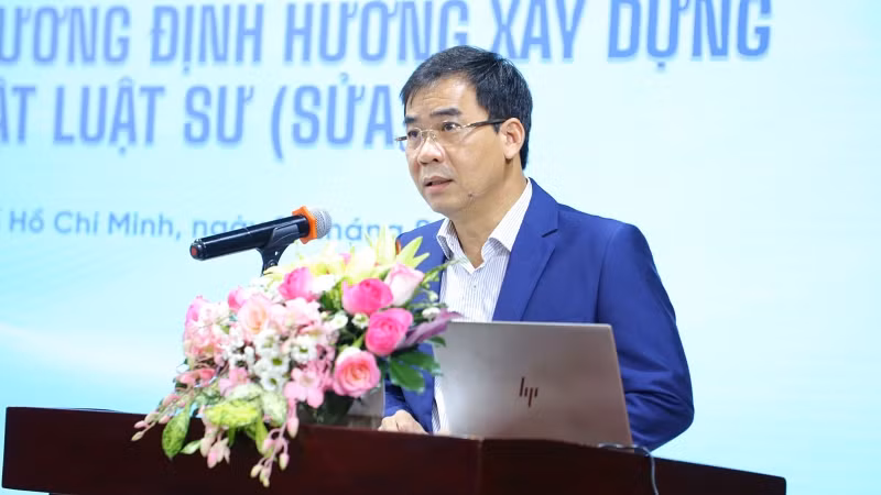 Tiến sĩ Lê Trường Sơn, Hiệu trưởng Trường đại học Luật Thành phố Hồ Chí Minh phát biểu tại hội thảo.