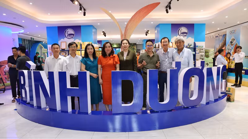 Các đại biểu chụp ảnh lưu niệm tại “Tuần lễ kết nối, giới thiệu sản phẩm OCOP, sản phẩm đặc trưng và sản phẩm công nghiệp nông thôn tiêu biểu của tỉnh Bình Dương” năm 2024.