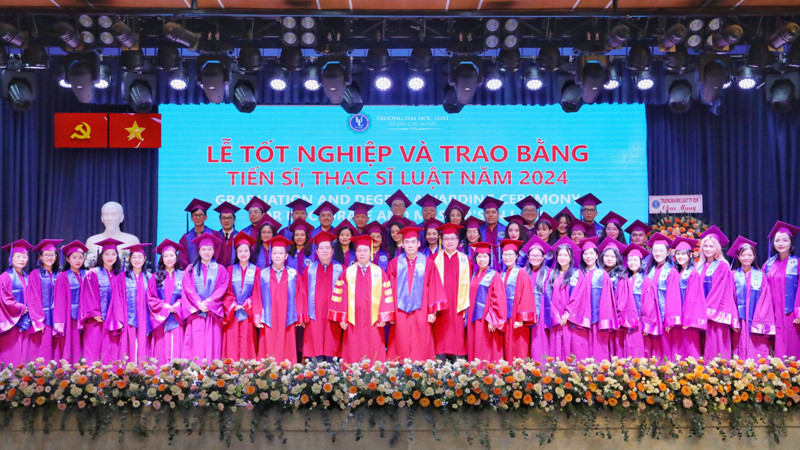 Tân tiến sĩ, thạc sĩ tại buổi lễ tốt nghiệp