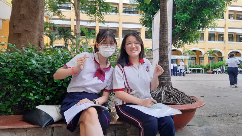 Hai thí sinh tươi vui, thoải mái tạo dáng chụp ảnh trước khi bước vào Kỳ thi trung học phổ thông năm 2024. Hai thí sinh tươi vui, thoải mái tạo dáng chụp ảnh trước khi bước vào Kỳ thi trung học phổ thông năm 2024.