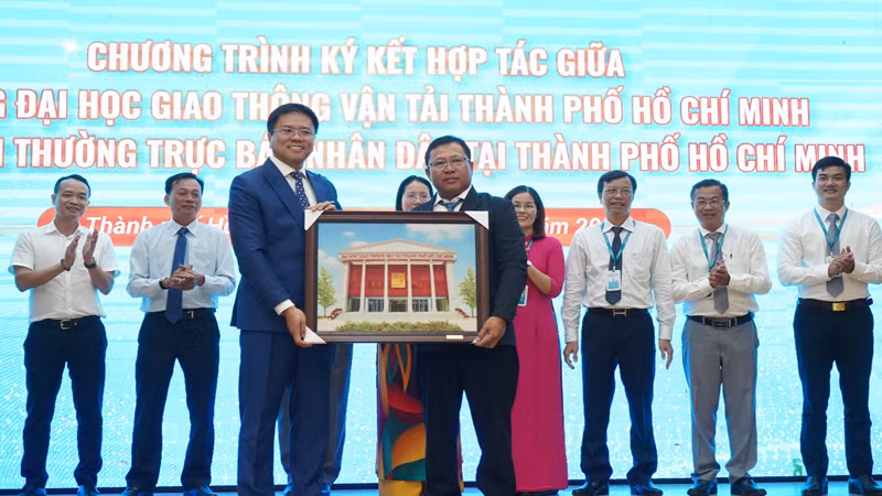 Trường đại học Giao thông vận tải Thành phố Hồ Chí Minh tặng Cơ quan Thường trực Báo Nhân Dân tại Thành phố Hồ Chí Minh bức tranh nhân ngày hai bên ký kết hợp tác.