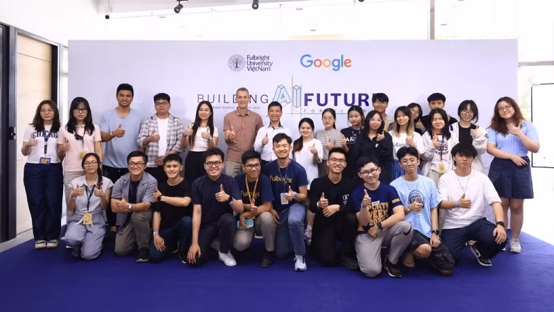 Ông Jeff Dean và Tiến sĩ Lê Viết Quốc chụp ảnh cùng sinh viên Trường đại học Fullbright Việt Nam.