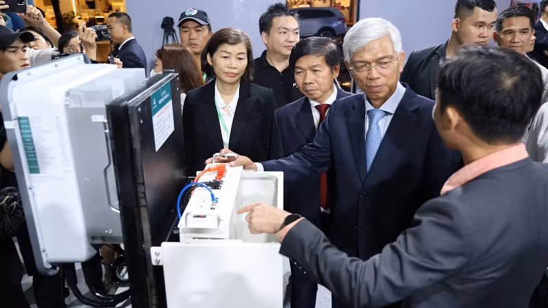 Phó Chủ tịch Ủy ban nhân dân Võ Văn Hoan và các đại biểu tham quan các gian hàng trưng bày tại GRECO 2024.