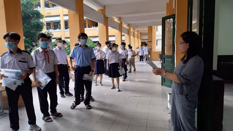 Các thí sinh tham gia kỳ thi tuyển sinh lớp 10 công lập năm học 2023-2024 tại Thành phố Hồ Chí Minh.
