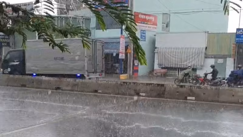 Cơn mưa khá nặng hạt xuất hiện tại huyện Hóc Môn chiều nay. (Ảnh: CTV)