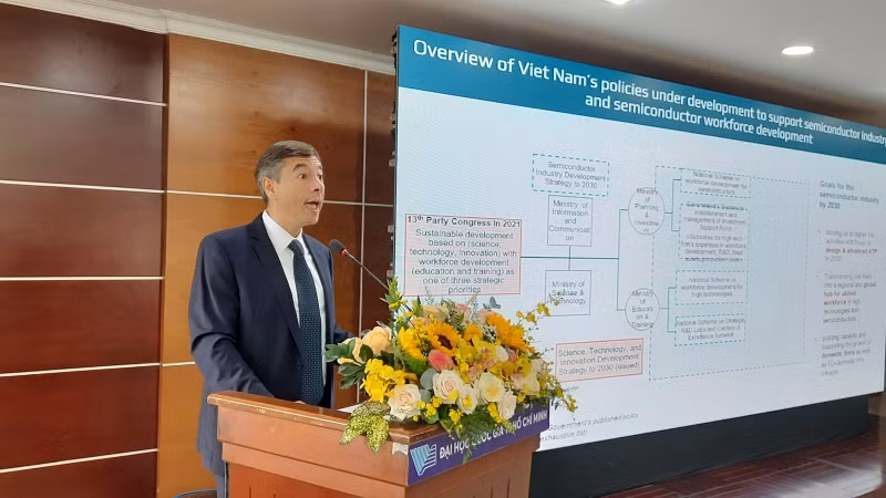 Ông Andrea Coppola, Trưởng bộ phận kinh tế, Giám đốc Chương trình vì thịnh vượng Việt Nam, Lào và Campuchia, Ngân hàng Thế giới (World Bank) phát biểu tại tọa đàm.