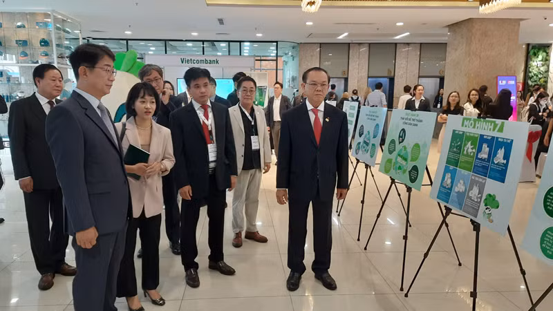 Các đại biểu tham quan triển lãm mô hình năng lượng tái tạo, robot đánh đàn piano... được trưng bày tại hội thảo.