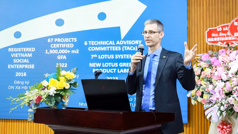 Chuyên gia quốc tế phát biểu tại hội thảo.