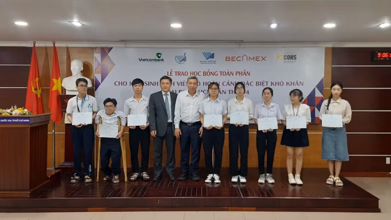 Sinh viên có hoàn cảnh đặc biệt khó khăn nhận học bổng của Đại học Quốc gia Thành phố Hồ Chí Minh.