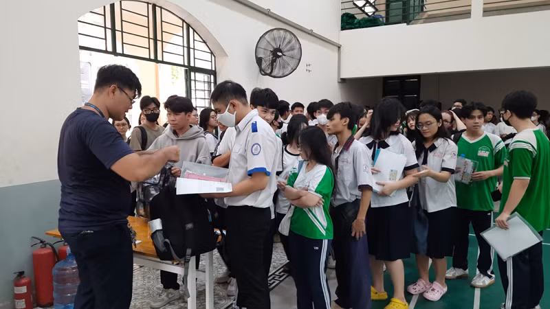 Các thí sinh làm thủ tục gửi đồ tại khu vực gửi đồ ở điểm thi Trường trung học phổ thông Lê Quý Đôn.