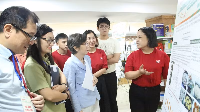 Các đại biểu tham quan các poster trưng bày tại hội thảo.