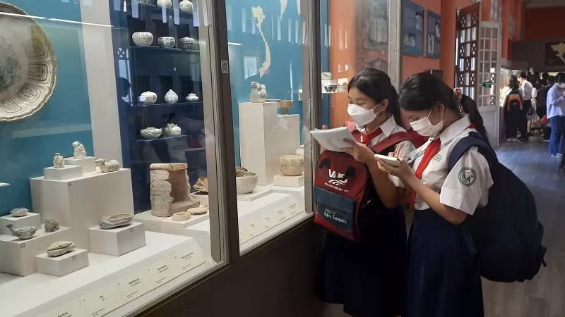Học sinh tham quan Bảo tàng Lịch sử Thành phố Hồ Chí Minh.
