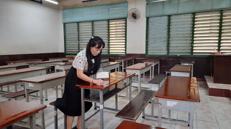 Cán bộ coi thi tại điểm thi Trường trung học phổ thông Trưng Vương, quận 1 ghi số báo danh. Cán bộ coi thi tại điểm thi Trường trung học phổ thông Trưng Vương, quận 1 ghi số báo danh.