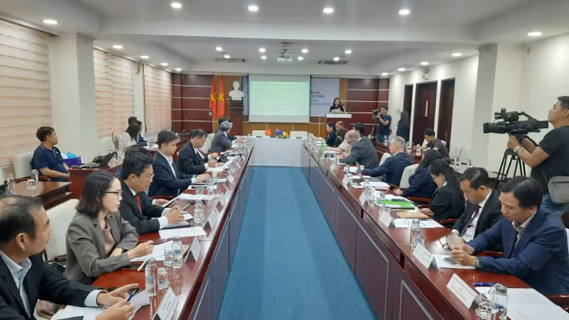 Quang cảnh lễ ký kết Biên bản hợp tác chiến lược nhằm thúc đẩy hợp tác nghiên cứu, đào tạo về AI và một số lĩnh vực khác.