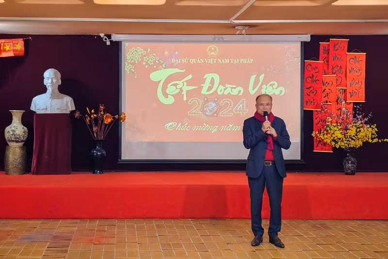 Đại sứ Đinh Toàn Thắng gửi lời chúc mừng năm mới tới các cán bộ và gia đình. (Ảnh: MINH DUY)