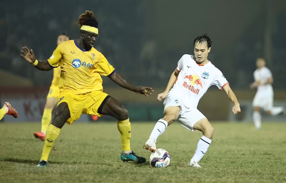 Trận đấu giữa Hoàng Anh Gia Lai và Sông Lam Nghệ An. Ảnh: Vietnam+
