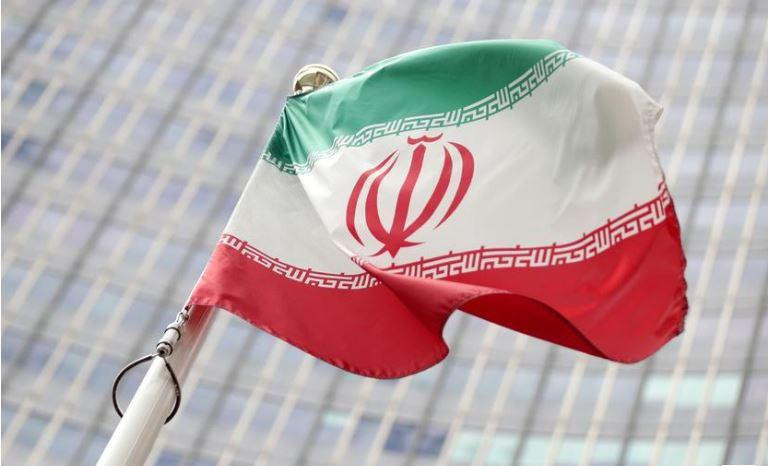 Lá cờ Iran trước trụ sở Cơ quan Năng lượng Nguyên tử Quốc tế (IAEA) tại Vienna. Ảnh: Reuters