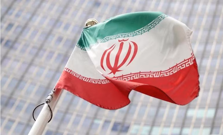 Lá cờ Iran trước trụ sở Cơ quan Năng lượng Nguyên tử Quốc tế (IAEA) tại Vienna. Ảnh: Reuters