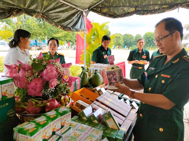 Nhiều Cựu chiến binh ở Đồng Tháp không ngừng sáng tạo, sản xuất nhiều sản phẩm đẹp, chất lượng bán ra thị trường trong và ngoài tỉnh. (Ảnh: HỮU NGHĨA)