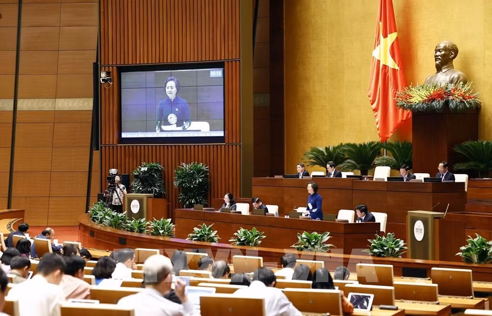 Bộ trưởng Bộ Nội vụ Phạm Thị Thanh Trà trả lời chất vấn. (Ảnh: TTXVN)