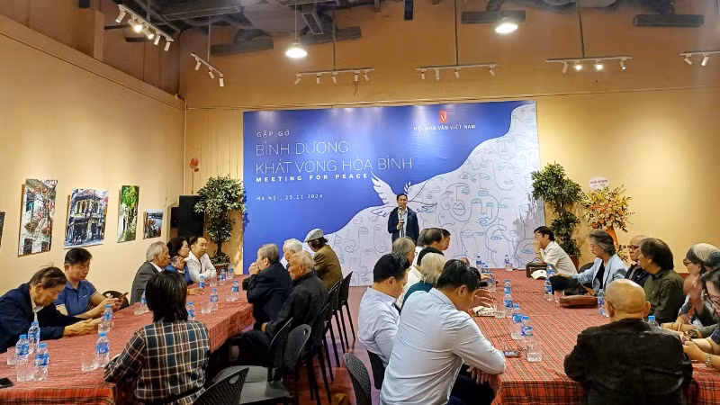 Không gian gặp gỡ ấm áp, thân tình giữa các văn nghệ sĩ và nhân chứng lịch sử ở xã Bình Dương.