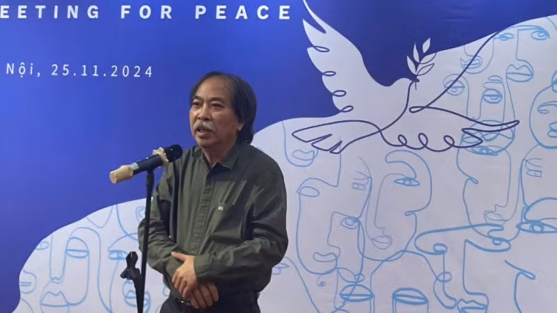 Chủ tịch Hội Nhà văn Việt Nam Nguyễn Quang Thiều xúc động chia sẻ. Chủ tịch Hội Nhà văn Việt Nam Nguyễn Quang Thiều xúc động chia sẻ.