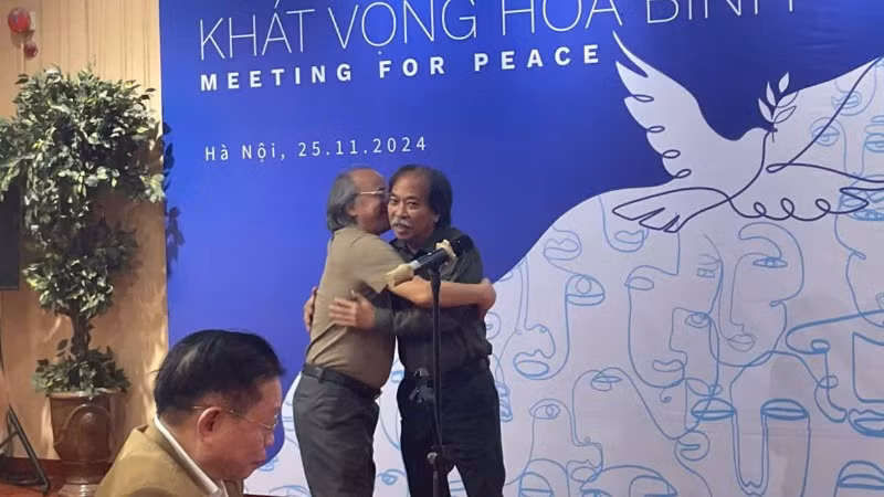 Nhiều cảm xúc đầy xúc động trong cuộc gặp gỡ. Nhiều cảm xúc đầy xúc động trong cuộc gặp gỡ.