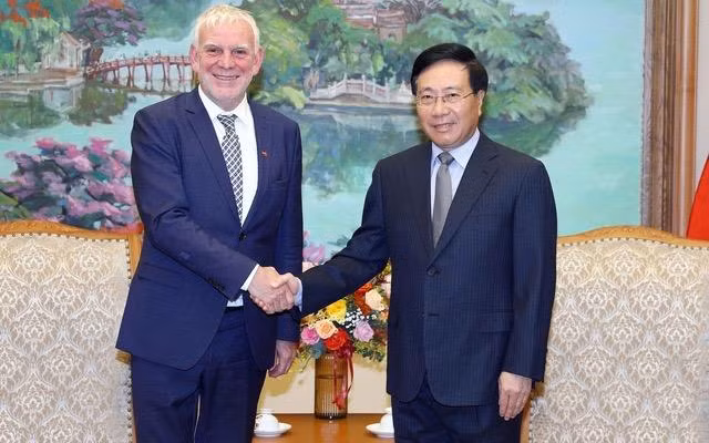 Phó Thủ tướng Thường trực Phạm Bình Minh tiếp Quốc Vụ khanh Bộ Hợp tác Kinh tế và phát triển Đức Jochen Flasbarth. (Ảnh: TTXVN)