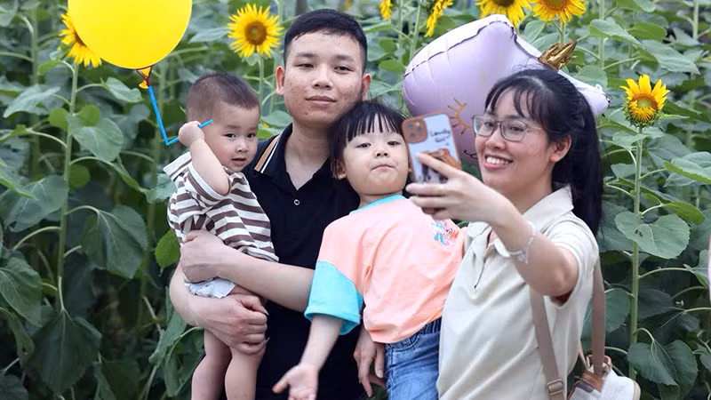 Gia đình trẻ vui vầy bên con cái - Mô hình cần được khuyến khích trong bối cảnh mức sinh đang giảm. (Ảnh NHƯ Ý)