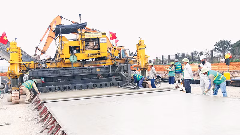 Tổng công ty xây dựng Trường Sơn thi công sân đỗ máy bay Cảng hàng không Đồng Hới.