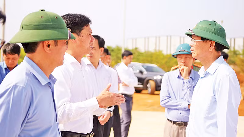 Bí thư Tỉnh ủy Đắk Nông Ngô Thanh Danh (ngoài cùng bên phải) cùng đoàn công tác của tỉnh kiểm tra thực địa tại Nhà máy điện phân nhôm Đắk Nông.