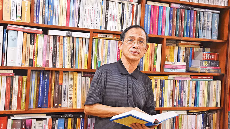Nhà nghiên cứu Phạm Ngô Minh trong thư phòng tại nhà riêng.