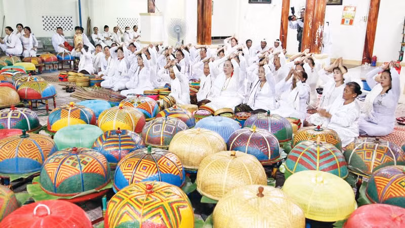 Lễ cúng thần linh tại thánh đường để bước vào lễ tịnh chay là nghi thức quan trọng vào dịp đón Tết Ramưwan hằng năm.