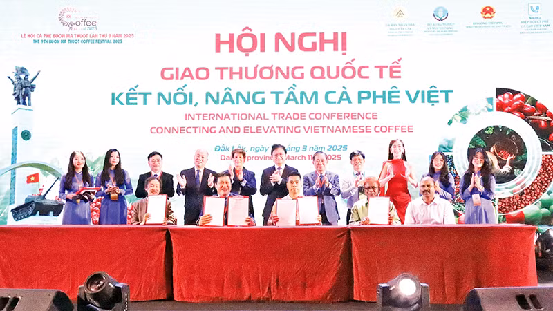 Các doanh nghiệp sản xuất, kinh doanh cà-phê tỉnh Đắk Lắk ký kết xuất khẩu cà-phê với các đối tác nước ngoài tại Hội nghị giao thương quốc tế - Kết nối, nâng tầm cà-phê Việt trong khuôn khổ Lễ hội Cà-phê Buôn Ma Thuột lần thứ 9 năm 2025.
