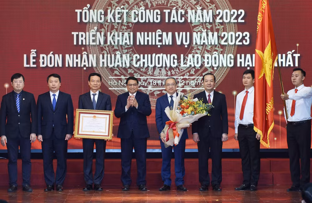 Thủ tướng Phạm Minh Chính trao Huân chương Lao động hạng Nhất của Chủ tịch nước tặng Bộ Thông tin và Truyền thông.