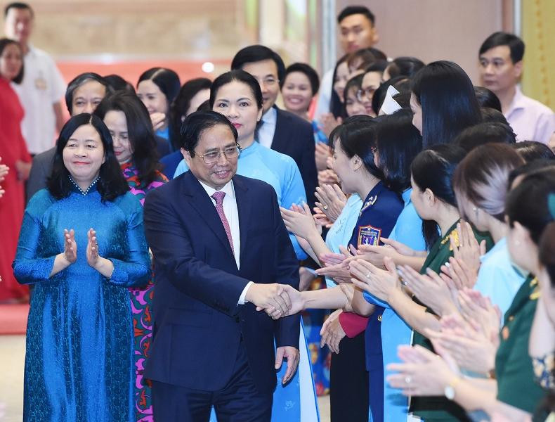 Thủ tướng Phạm Minh Chính và các đại biểu tham dự Hội nghị đối thoại với phụ nữ Việt Nam sáng 15/10.