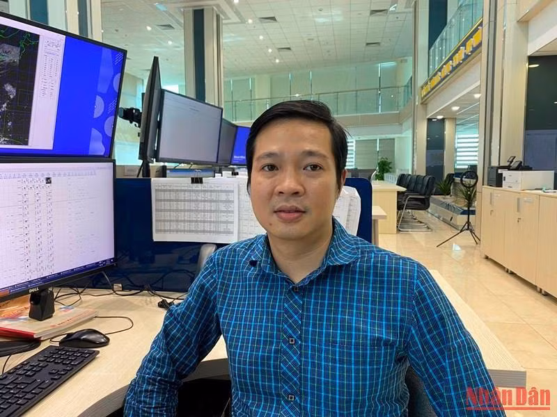 Ông Vũ Tuấn Anh, dự báo viên Phòng Dự báo thời tiết, Trung tâm Dự báo Khí tượng thủy văn quốc gia.