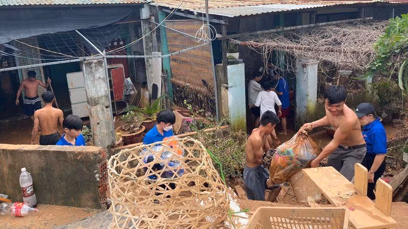 Trường học huy động giáo viên dọn dẹp lớp học.