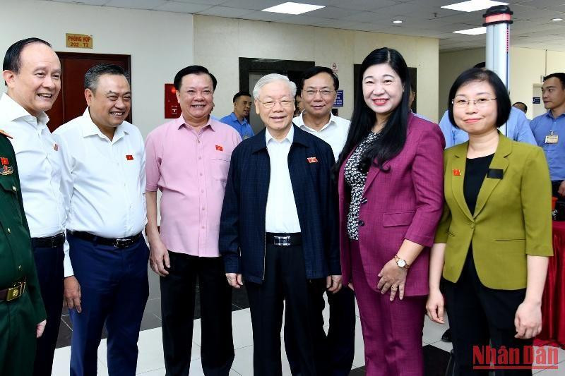 Tổng Bí thư Nguyễn Phú Trọng với đại biểu và cử tri các quận Hai Bà Trưng, Ba Đình, Đống Đa, thành phố Hà Nội. (Ảnh ĐĂNG KHOA) 