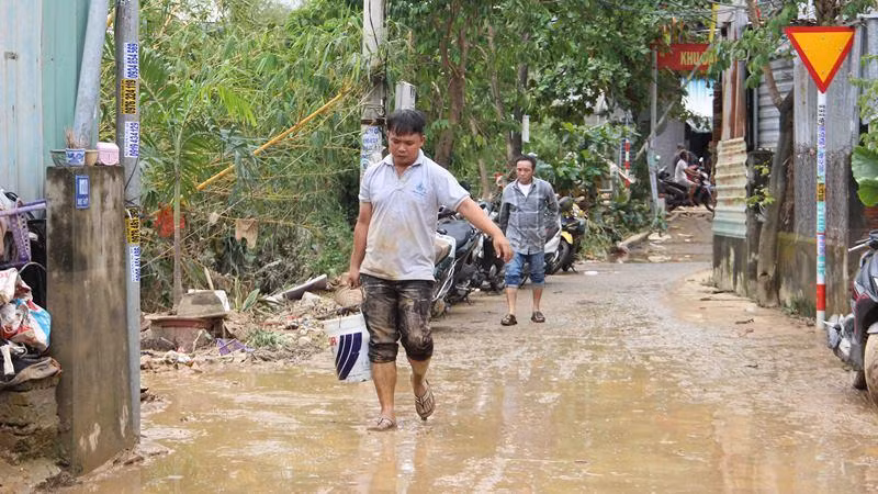 Dọn bùn đất đọng lại.