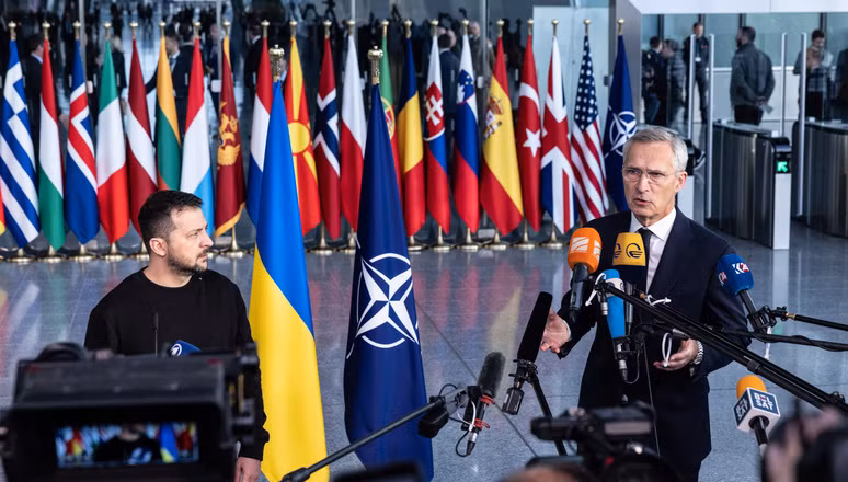 Tổng Thư ký NATO Jens Stoltenberg và Tổng thống Ukraine Volodymyr Zelensky. (Ảnh: NATO)