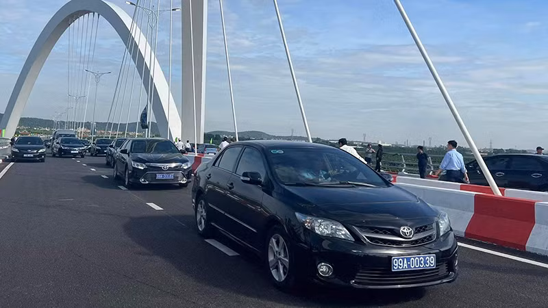 Những chiếc xe đầu tiên lăn bánh qua cầu.