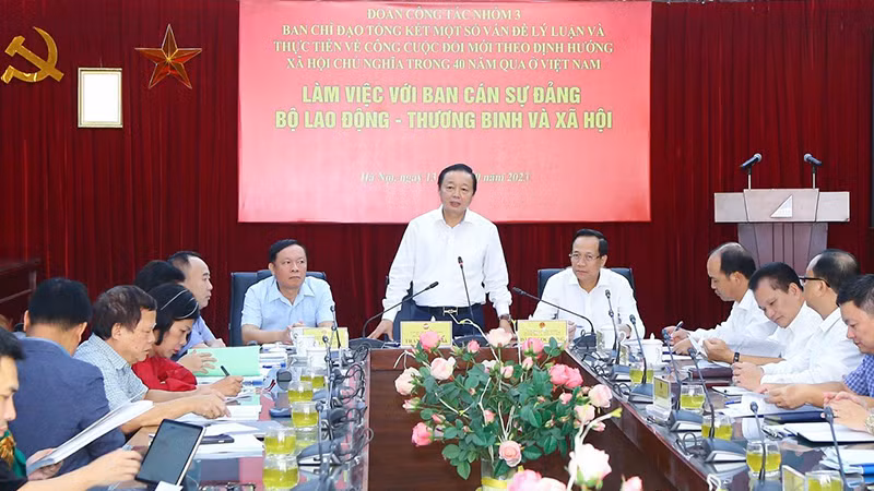 Phó Thủ tướng Trần Hồng Hà phát biểu ý kiến tại buổi làm việc. (Ảnh: GIáp Tống)