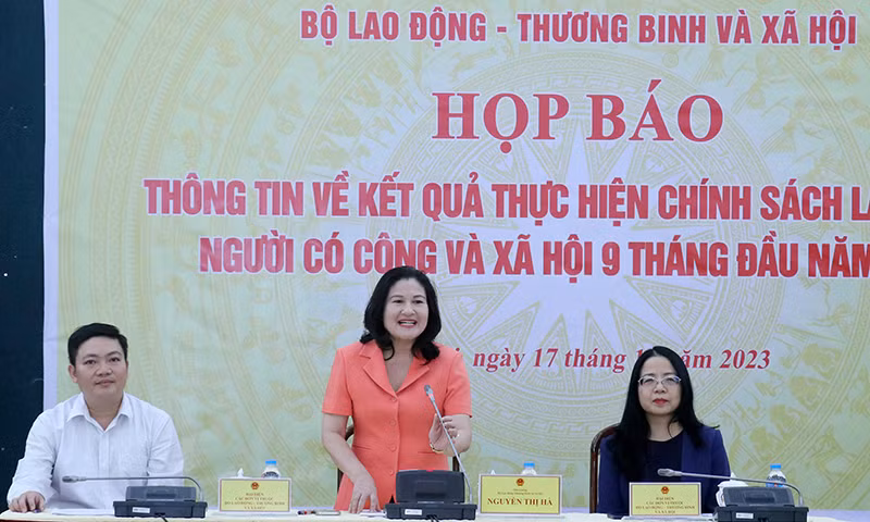 Thứ trưởng Nguyễn Thị Hà phát biểu tại họp báo.