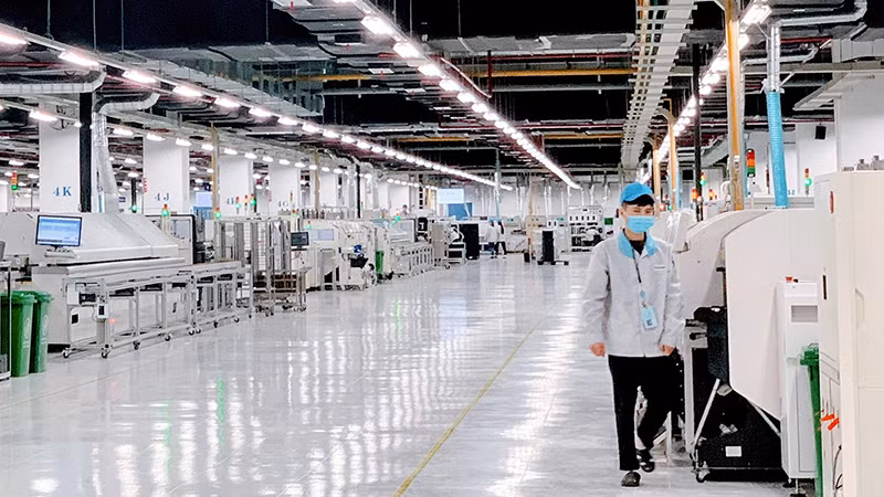 Lao động tại nhà máy sản xuất của Công ty Pegatron Việt Nam, khu công nghiệp DEEP C Hải Phòng. (Ảnh: Quang Dũng)